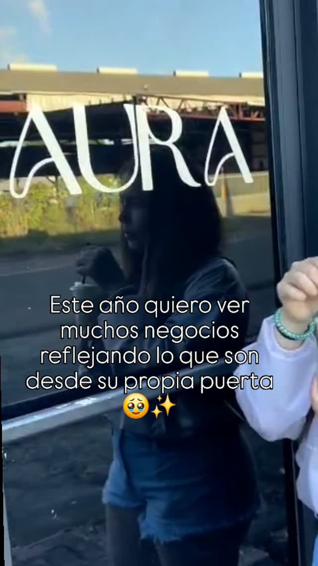 Rotulación blanca instalada por AMC Brand en la puerta de un negocio